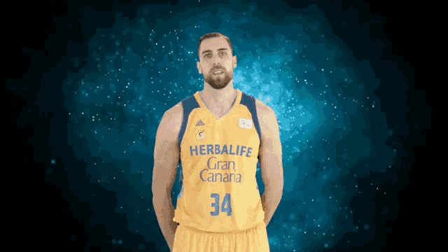 a man wearing a yellow jersey that says herbalife gran canaria on it