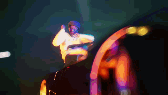 a blurry picture of a man in a yellow shirt and hat