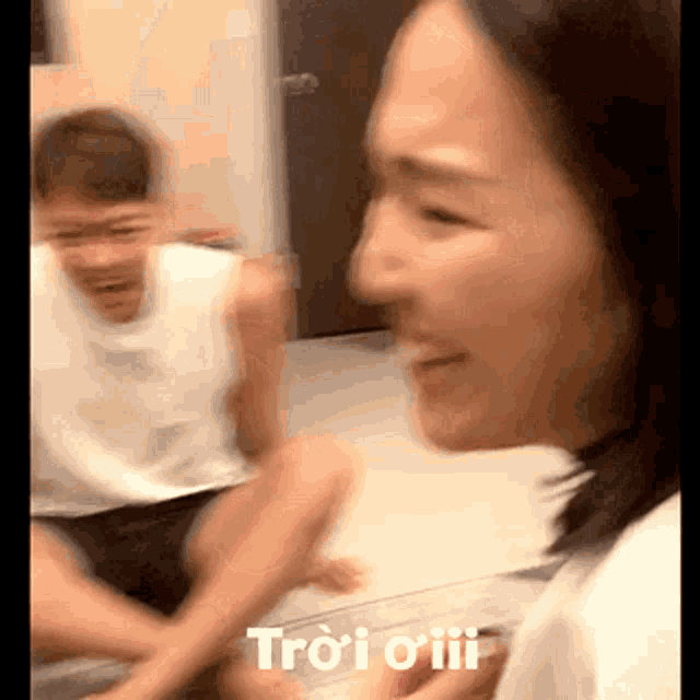a blurry picture of a man and a woman with the words troi oiii on the bottom left