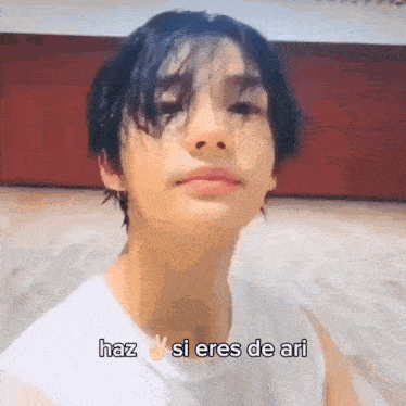 a close up of a person 's face with a caption that says haz si eres de ari .