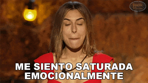 a woman with her eyes closed and the words me siento saturada emocionalmente
