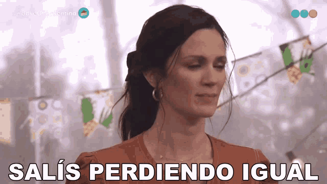 a woman with her eyes closed and salis perdiendo igual written below her