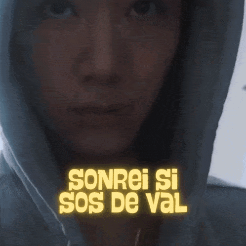 a close up of a woman 's face with the words sonrei si sos de val written above her