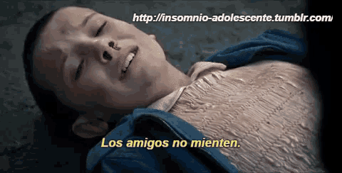 a person laying on the ground with the words los amigos no mienten in yellow letters