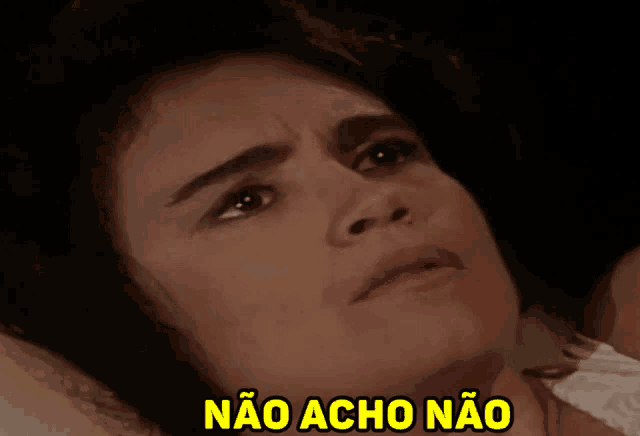 a close up of a woman 's face with the words " não acho não " below her