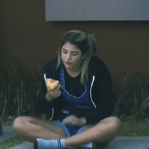 Hariany Hariany Almeida GIF - Hariany Hariany Almeida Snack Time GIFs