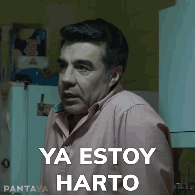 a man in a pink shirt says ya estoy harto in white