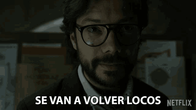 a man wearing glasses says se van a volver locos netflix