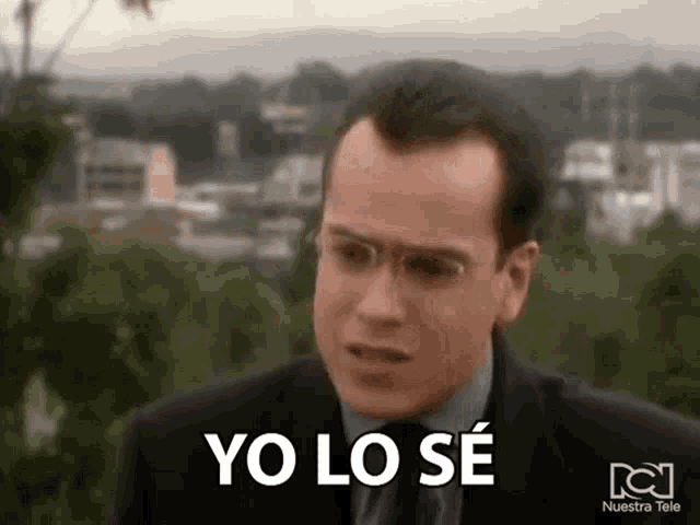 a man in a suit and tie is making a funny face and says yo lo se .