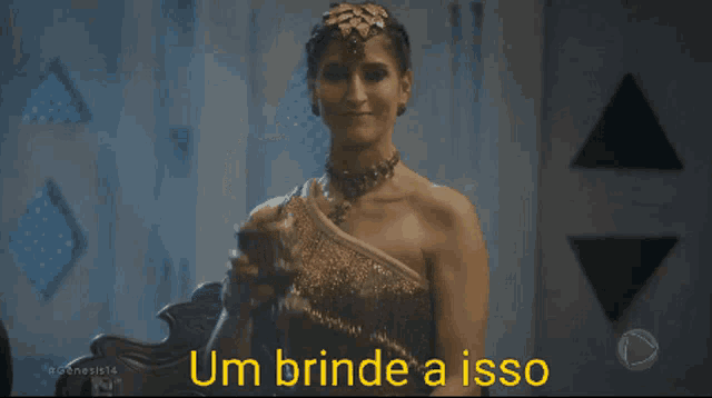 a woman holding a glass with the words um brinde a isso on the screen