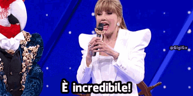 a woman singing into a microphone with the words e incredibile in the corner