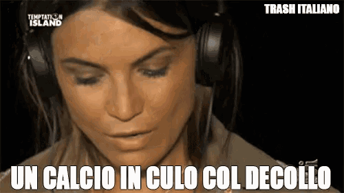 a woman wearing headphones says " un calcio in culo col decollo " in italian