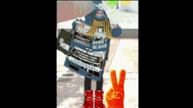 a person is holding a sign that says jueves y de julio