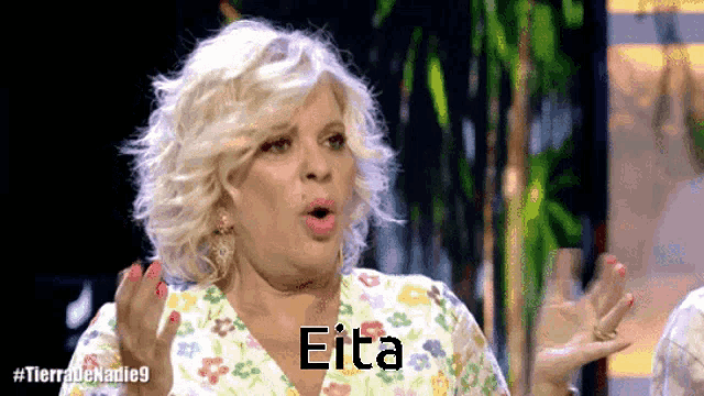 a woman in a floral shirt says eita in spanish