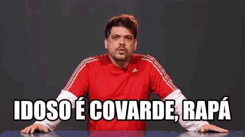 a man in a red adidas shirt says idoso e covarde rapá