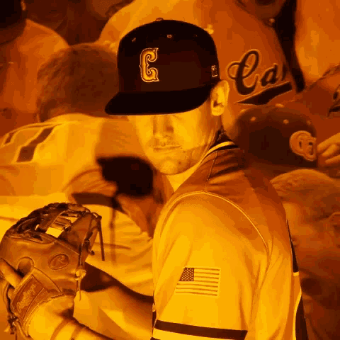 a baseball player wearing a hat with a letter g on it