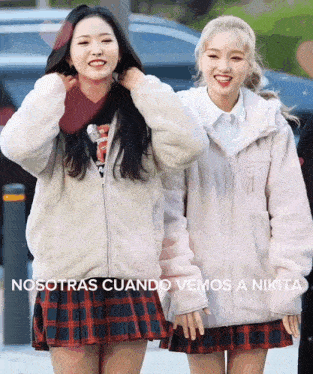 two girls are standing next to each other and the caption says " nosotras cuando vemos a niki "