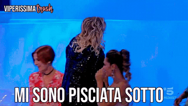 a woman stands in front of a blue background with the words mi sono pisciata sotto on it