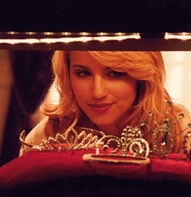 a woman wearing a tiara with the letter s on it