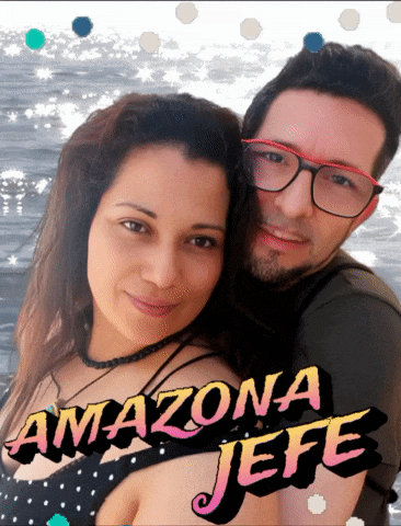 a man and a woman are posing for a picture with the words amazona jefe written on the bottom