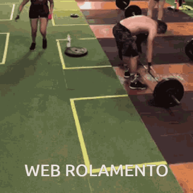 a man is lifting a barbell in a gym with the words web rolamento in the bottom right corner