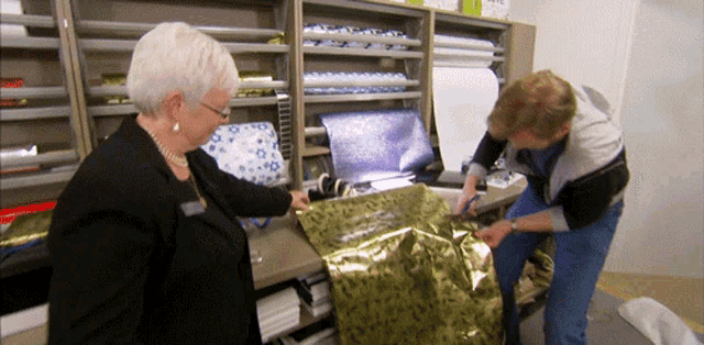 Gift Wrapping GIF - Gift Wrapping Present GIFs
