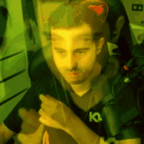 a blurry picture of a man wearing a shirt with the letter k on it