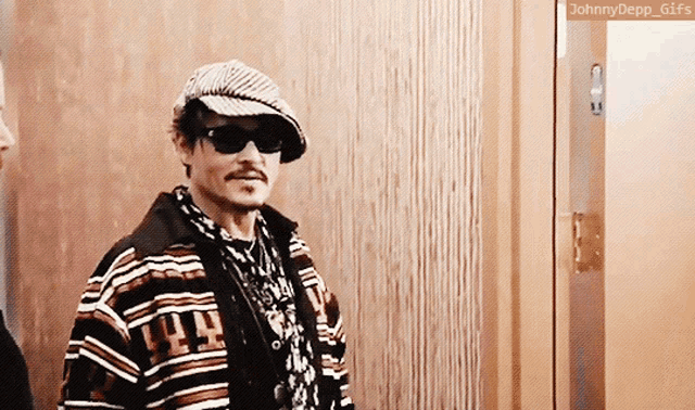 Johnny Depp Imitate GIF - Johnny Depp Imitate Smile GIFs