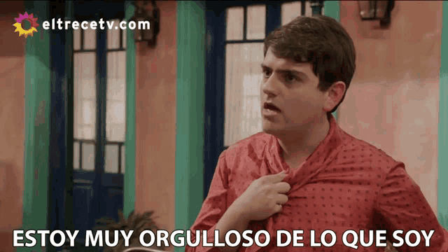 a man in a red shirt says " estoy muy orgulloso de lo que soy " in spanish