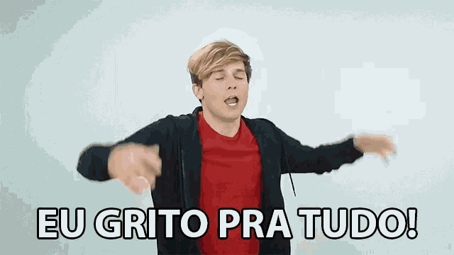 a young man in a red shirt and black jacket says eu grito pra tudo !