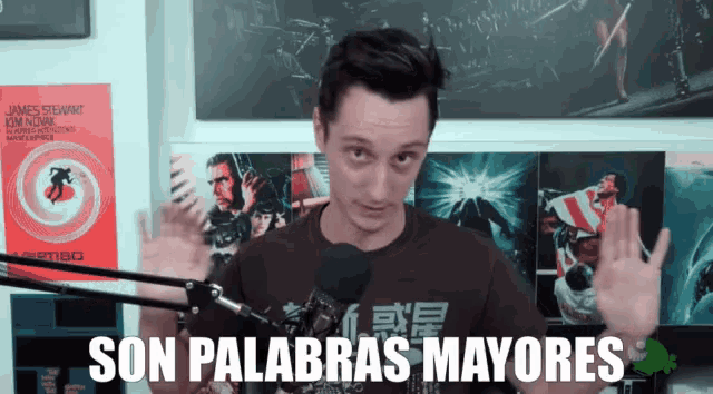 a man stands in front of a microphone with the words son palabras mayores written below him