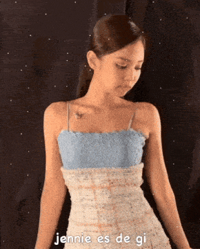 a woman in a blue and white dress with the words jennie es de gi written on the bottom