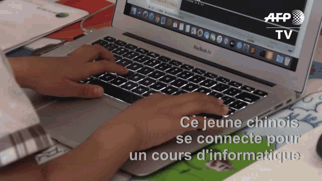 a person is typing on a macbook air with the words " ce jeune chinois se connecte pour un cours d' informatique "