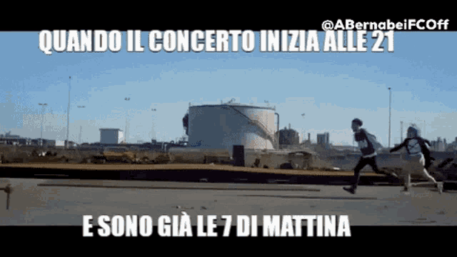 a picture of two people running with the caption " quando il concerto inizia alle 21 e sono gia le 7 di mattina "