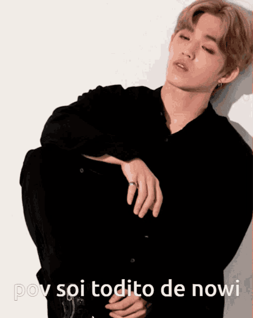 a man in a black shirt with the words pov soi todito de nowi