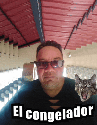 a man with glasses and a cat behind him with the words el congelador above him
