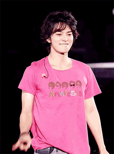 a man wearing a pink t-shirt that says arabes13
