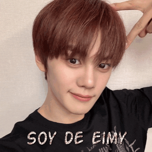 a close up of a person 's face with soy de eimy written on the bottom