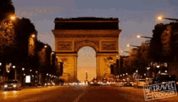 a picture of the triumphal arch at night with a watermark that says " my travel vlogger "