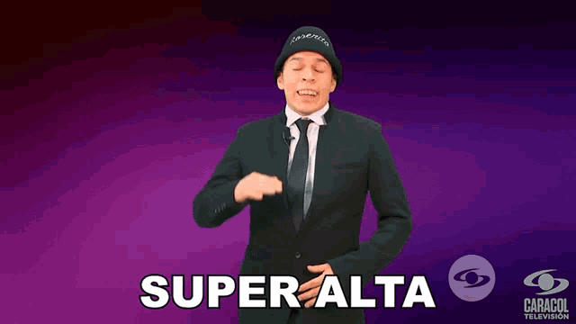 a man in a suit and tie says " super alta " on a purple background