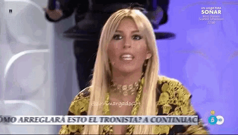 a woman with blonde hair is on a television screen with a caption that says " como arreglara esto el tronista "