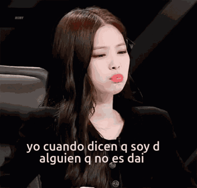 a woman in a black jacket says yo cuando dicen q soy d