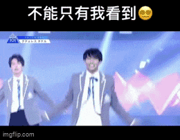 a man in a suit and tie is dancing on a stage with chinese writing on the bottom of the screen