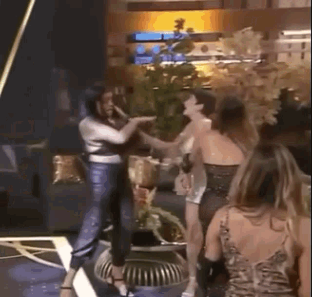 Liziane Empurrando Lary Liziane Gutierrez GIF