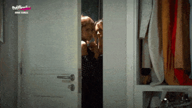 a tv advertisement for amar demais shows a woman peeking out of a doorway