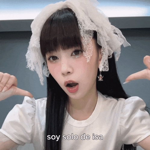 a woman wearing a white shirt with the words soy solo de isa on the front
